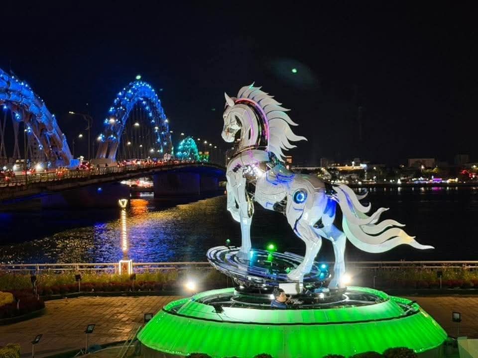 "Kim mã 4.0" Da Nang lights up... Absolutely amazing... - 2