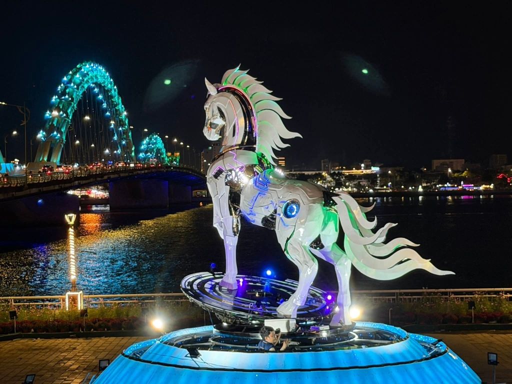 "Kim mã 4.0" Da Nang lights up... Absolutely amazing... - 3