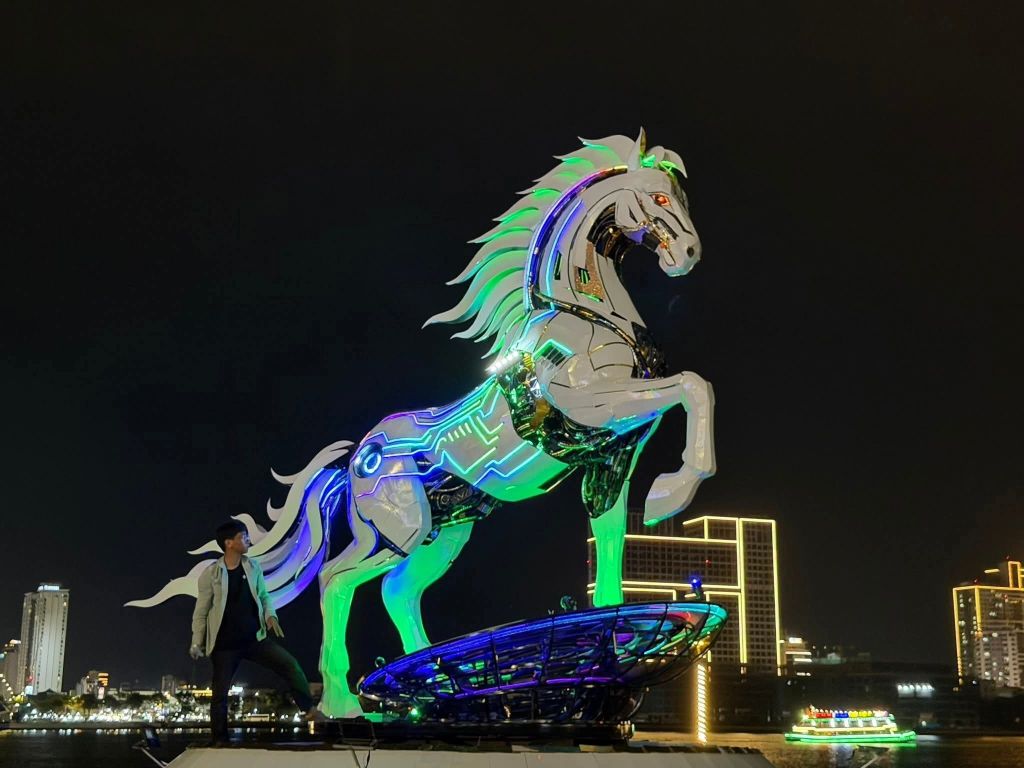 "Kim mã 4.0" Da Nang lights up... Absolutely amazing... - 4