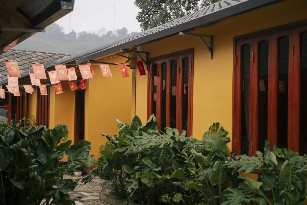 Dìn Homestay - 一间双人床 + 一张单人床的房间