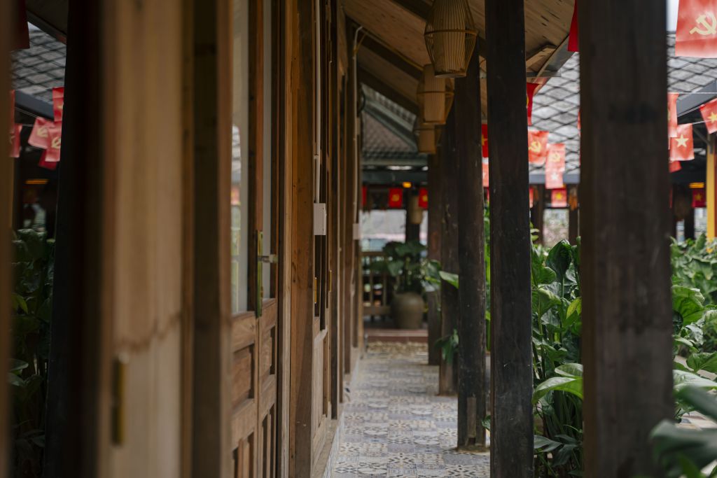 Dìn Homestay - 一间双人床 + 一张单人床的房间