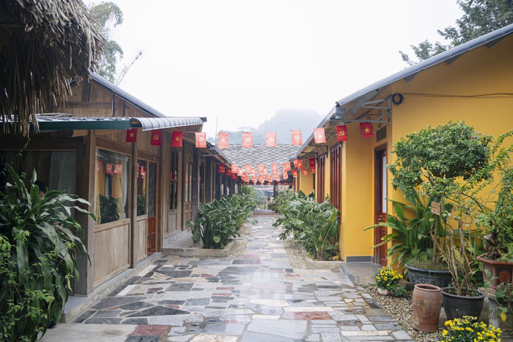 Dìn Homestay - 一间双人床 + 一张单人床的房间