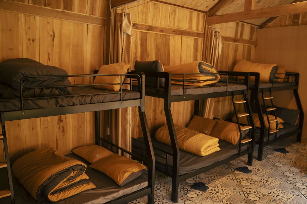 Dìn Homestay - Dormitorio con literas para 8 personas