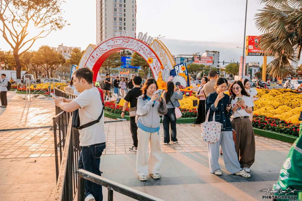 The festive atmosphere of Tet has arrived throughout the streets of Da Nang, welcoming the new year. - 2