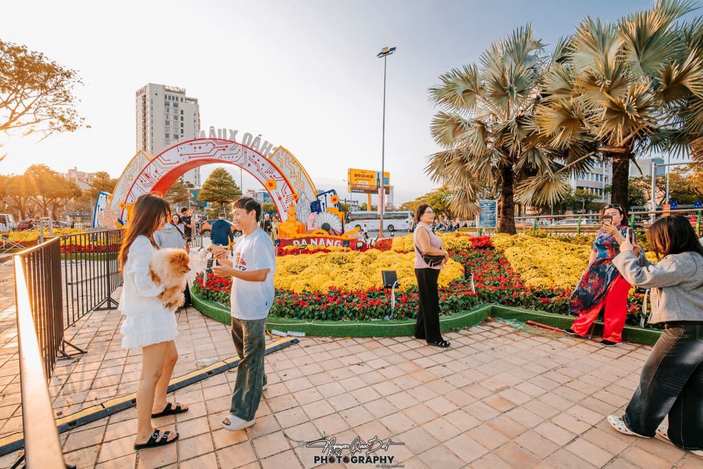 The festive atmosphere of Tet has arrived throughout the streets of Da Nang, welcoming the new year. - 4