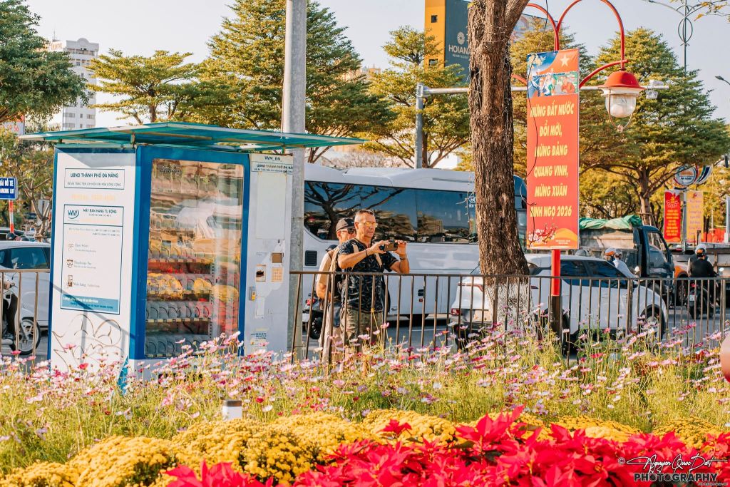 त्योहार का माहौल डा Nang में हर गली और मोहल्ले में आ चुका है, नए साल का स्वागत करने के लिए। - 9