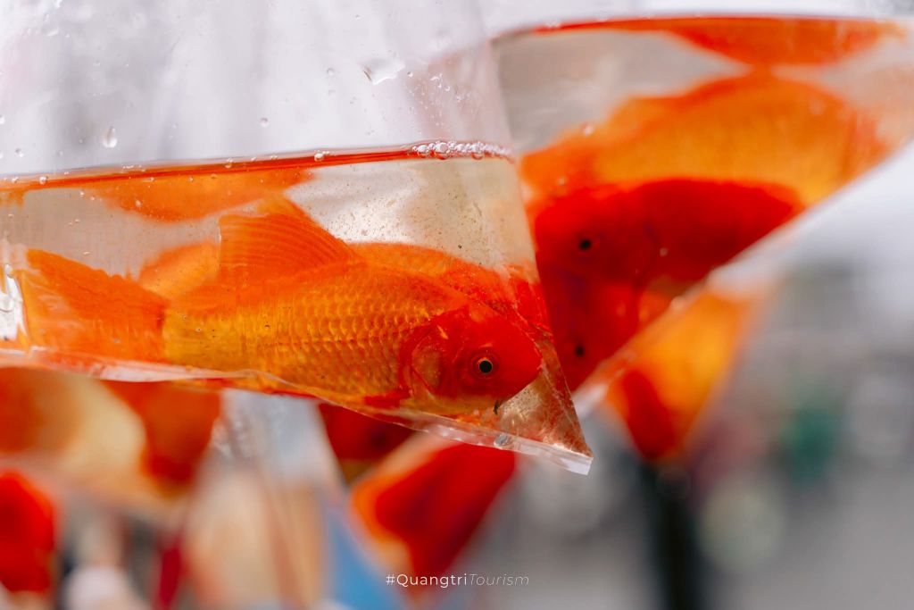 The day of the Kitchen Gods is the 23rd day of the 12th lunar month. The kitchen is still warm, with smoke rising. - 4