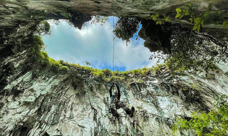 Mèo Vạc Sinkhole – "Sky Well" Awakens in the Ha Giang Stone Highlands