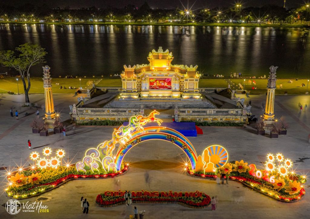 🎠 MASCOTA CABALLO EN LA FERIA DE PRIMAVERA DE HUẾ 2026 – DIFERENTE DE LA ESENCIA T - 1