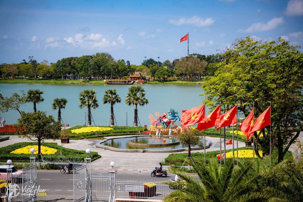 🎠 MASCOTA CABALLO EN LA FERIA DE PRIMAVERA DE HUẾ 2026 – DIFERENTE DE LA ESENCIA T - 2