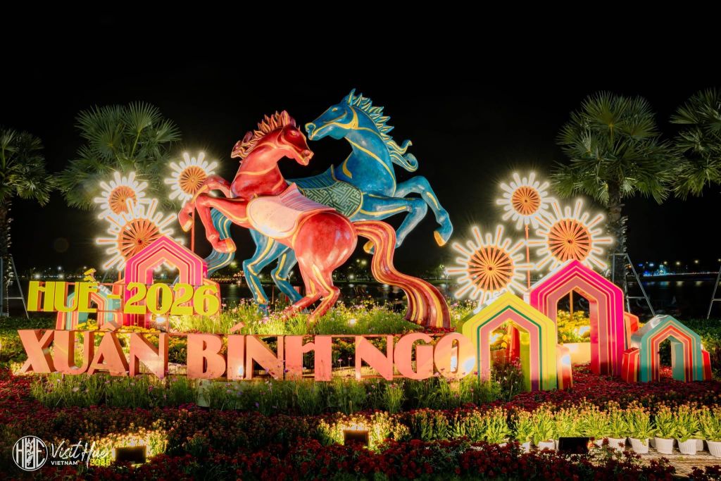 🎠 MASCOTA CABALLO EN LA FERIA DE PRIMAVERA DE HUẾ 2026 – DIFERENTE DE LA ESENCIA T - 3
