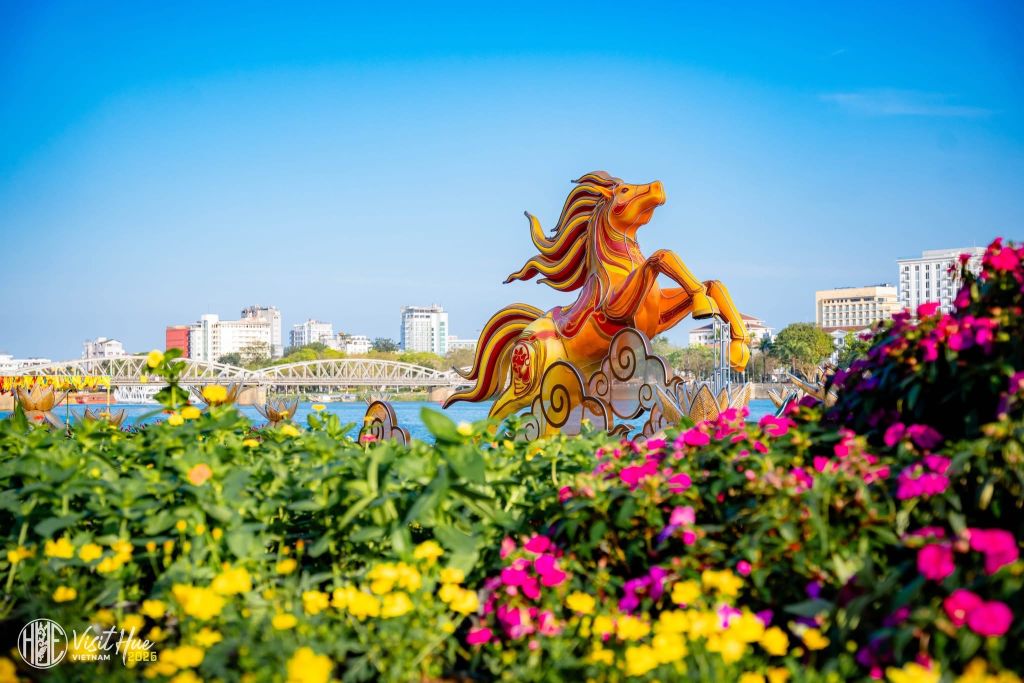 🎠 MASCOTA CABALLO EN LA FERIA DE PRIMAVERA DE HUẾ 2026 – DIFERENTE DE LA ESENCIA T - 4