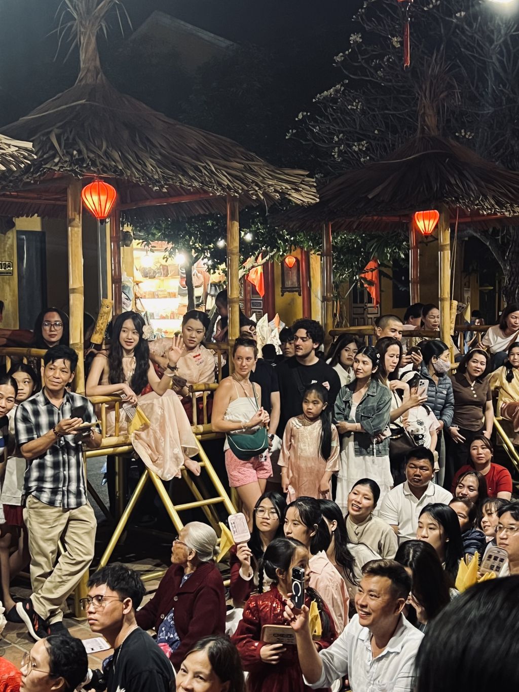 Mồng 1 Tết giữa lòng phố cổ Hội An – người đông nhưng lòng k