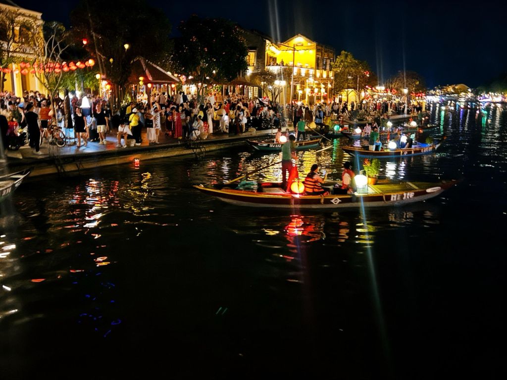 The first day of Tet in the heart of Hoi An – many people, but the heart is not crowded. - 4
