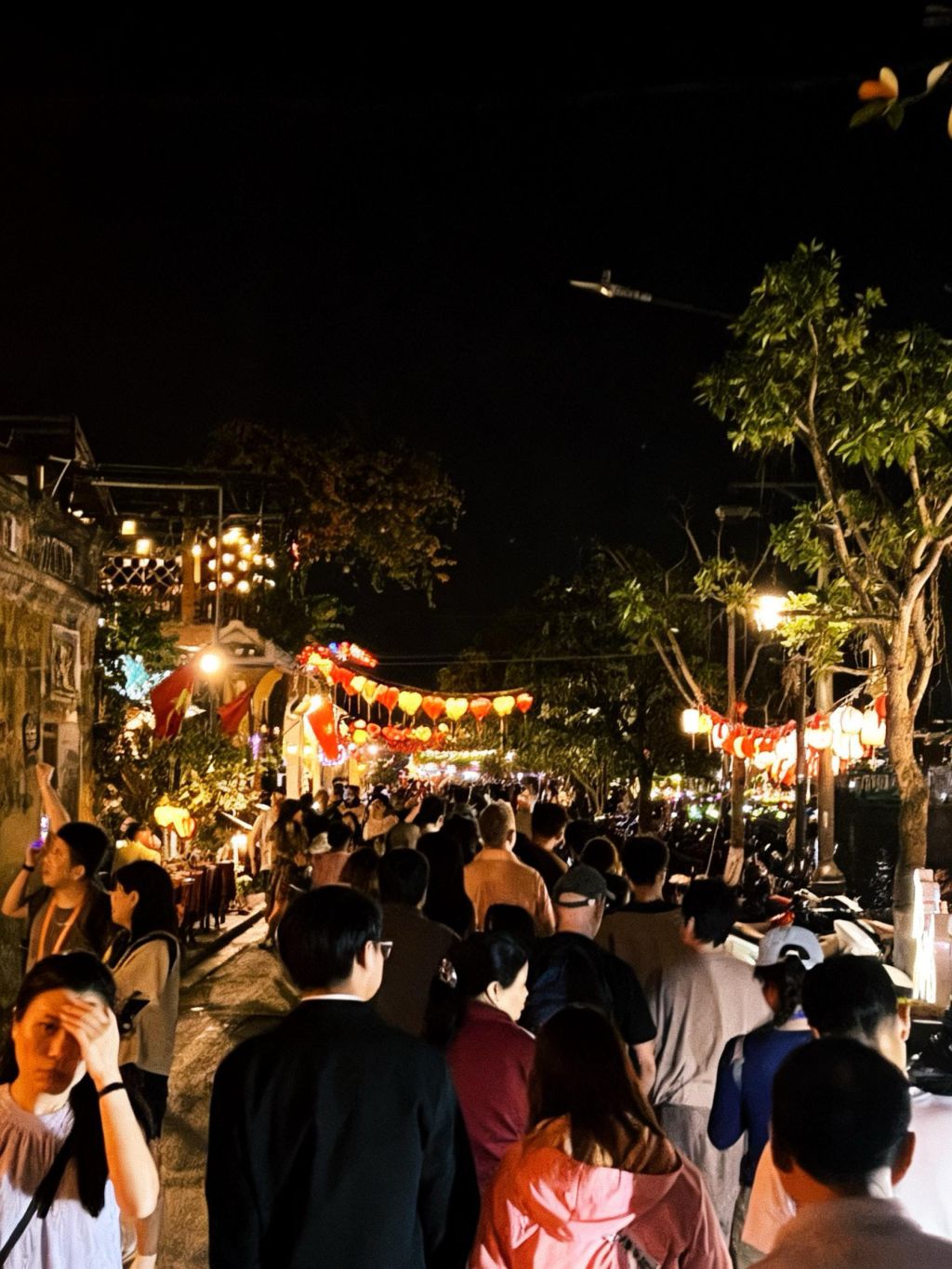El primer día del Tet en el corazón del casco antiguo de Hoi An: mucha gente, pero el corazón vacío. - 9
