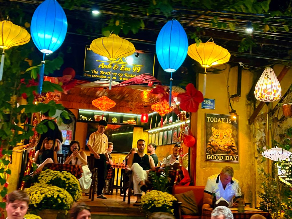 설날 첫날, 호이안 구시가지 한가운데 – 사람은 많지만 마음은 고요하다. - ảnh 11