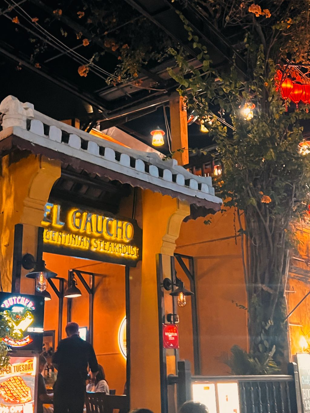 설날 첫날, 호이안 구시가지 한가운데 – 사람은 많지만 마음은 고요하다. - ảnh 12