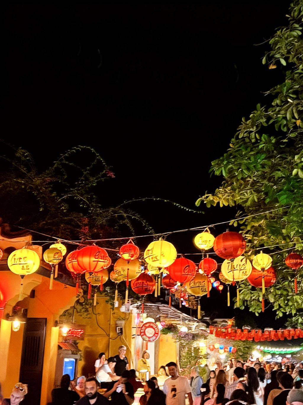 설날 첫날, 호이안 구시가지 한가운데 – 사람은 많지만 마음은 고요하다. - ảnh 14