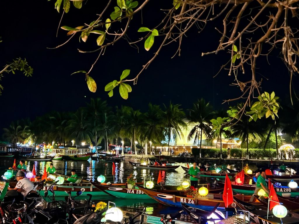 설날 첫날, 호이안 구시가지 한가운데 – 사람은 많지만 마음은 고요하다. - ảnh 15