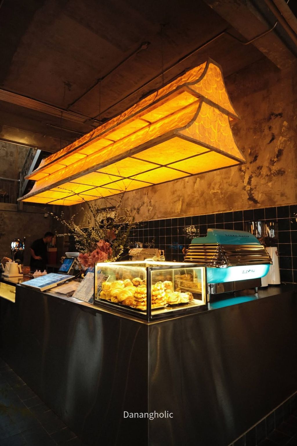 The new house is filled with the fragrant aroma of baked goods - brunch - and coffee. - 7