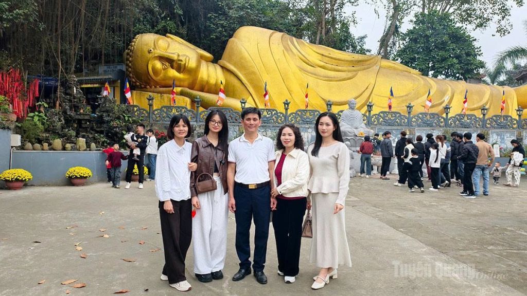 तuyên Quang: आध्यात्मिक पर्यटन ने वसंत की शुरुआत में पर्यटकों को आकर्षित किया - 6