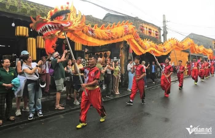 游客排起长队求福，触摸马雕像庆祝春节。 - ảnh 1
