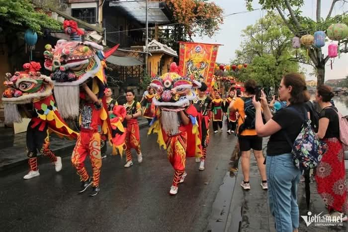 游客排起长队求福，触摸马雕像庆祝春节。 - ảnh 2