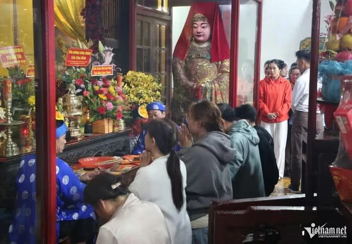 游客排起长队求福，触摸马雕像庆祝春节。 - ảnh 3