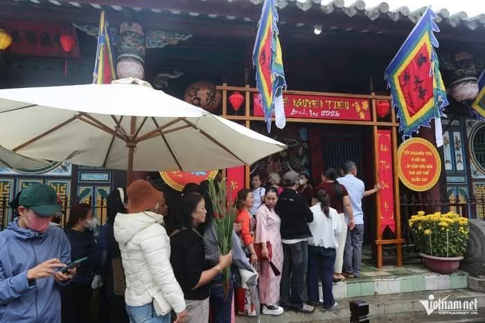 游客排起长队求福，触摸马雕像庆祝春节。 - ảnh 4