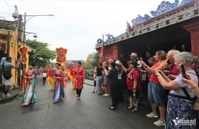 游客排起长队求福，触摸马雕像庆祝春节。 - ảnh 5