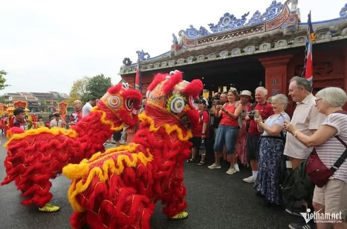 游客排起长队求福，触摸马雕像庆祝春节。 - ảnh 6