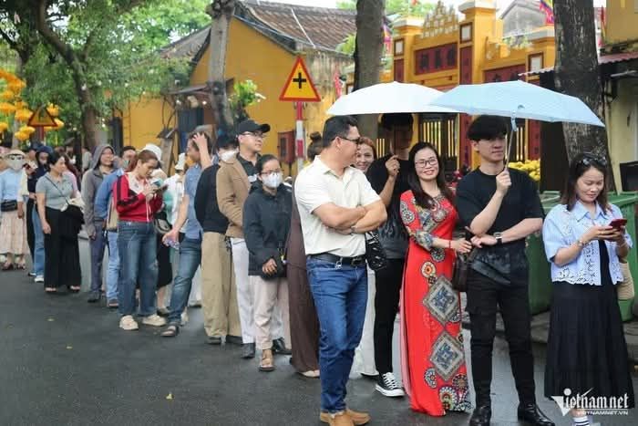 游客排起长队求福，触摸马雕像庆祝春节。 - ảnh 7