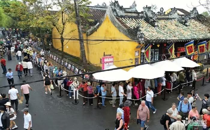 游客排起长队求福，触摸马雕像庆祝春节。 - ảnh 8