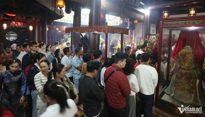 游客排起长队求福，触摸马雕像庆祝春节。 - ảnh 9