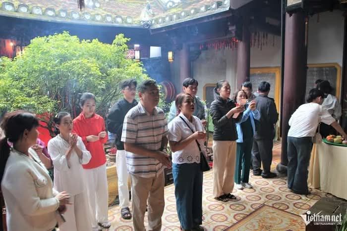 游客排起长队求福，触摸马雕像庆祝春节。 - ảnh 10