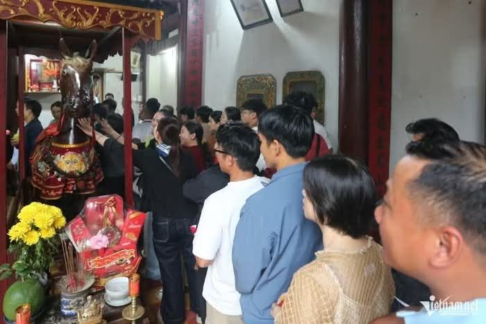 游客排起长队求福，触摸马雕像庆祝春节。 - ảnh 11