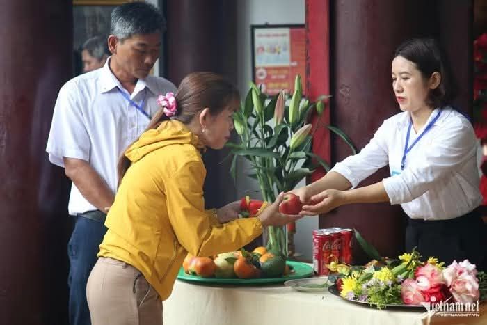 游客排起长队求福，触摸马雕像庆祝春节。 - ảnh 12