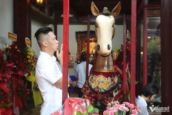 游客排起长队求福，触摸马雕像庆祝春节。 - ảnh 13