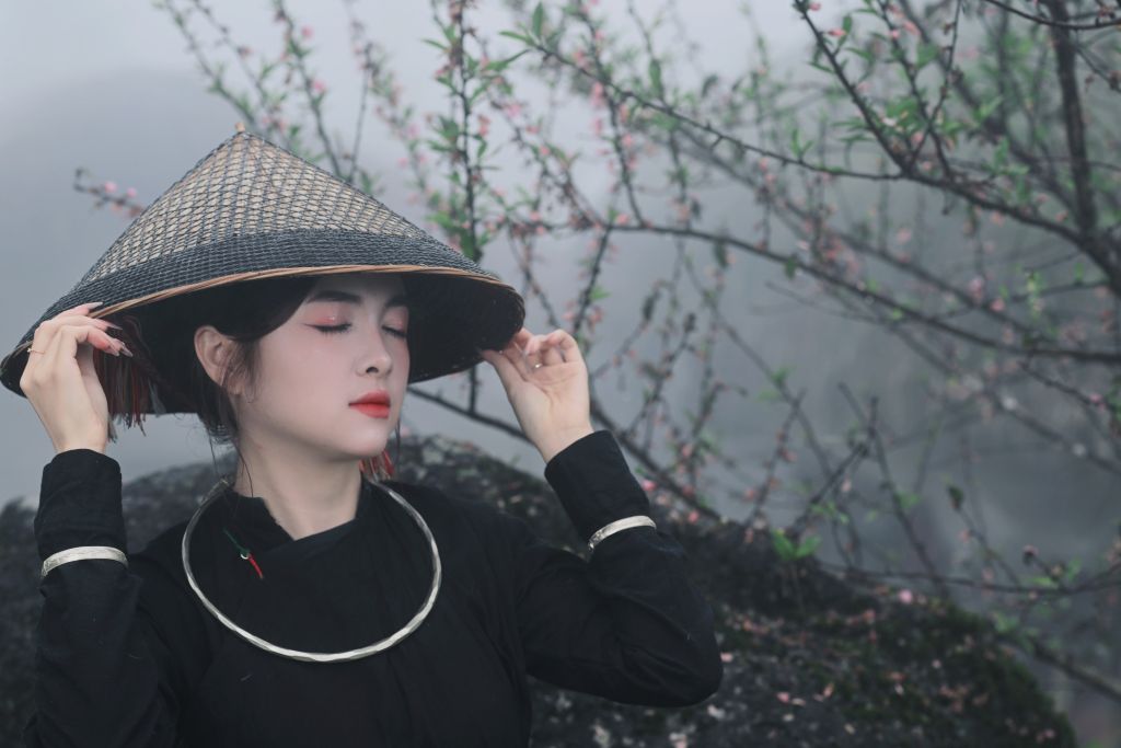 The conical hat is closely associated with the Tay people in Xuân Giang commune, Quang district. - 2