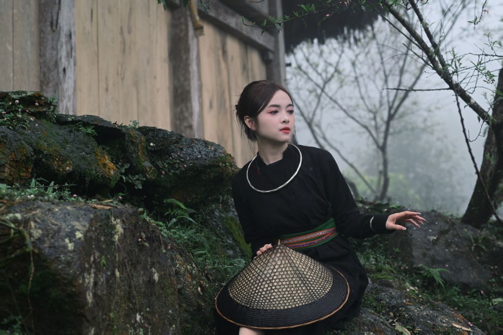 The conical hat is closely associated with the Tay people in Xuân Giang commune, Quang district. - 3