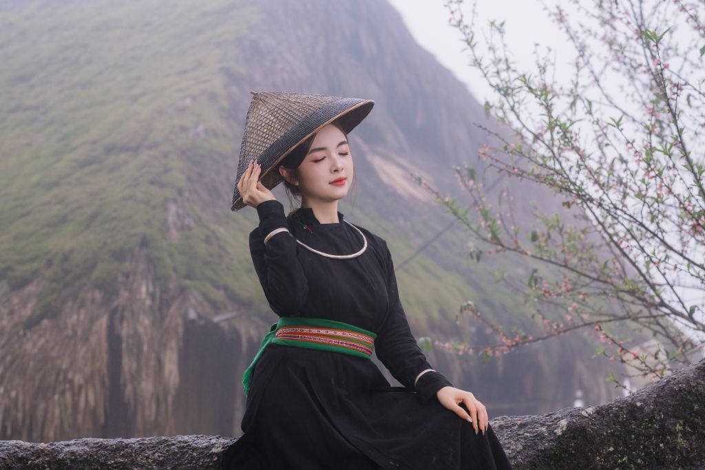 The conical hat is closely associated with the Tay people in Xuân Giang commune, Quang district. - 1