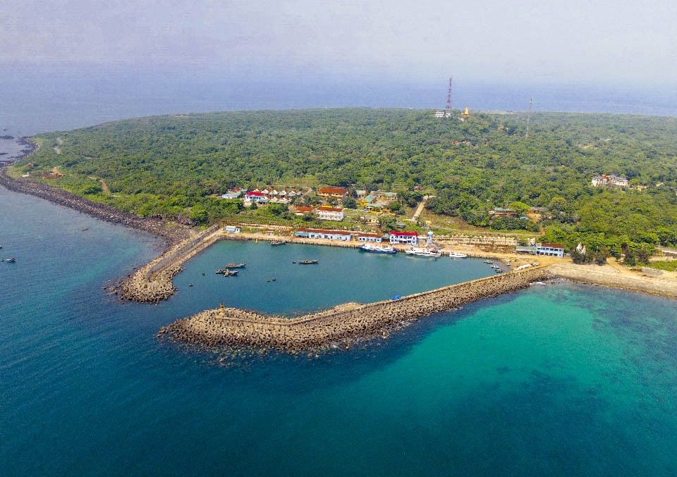 Con Co Island: A Love Song Between the Blue Waves and the Great Forest - 3