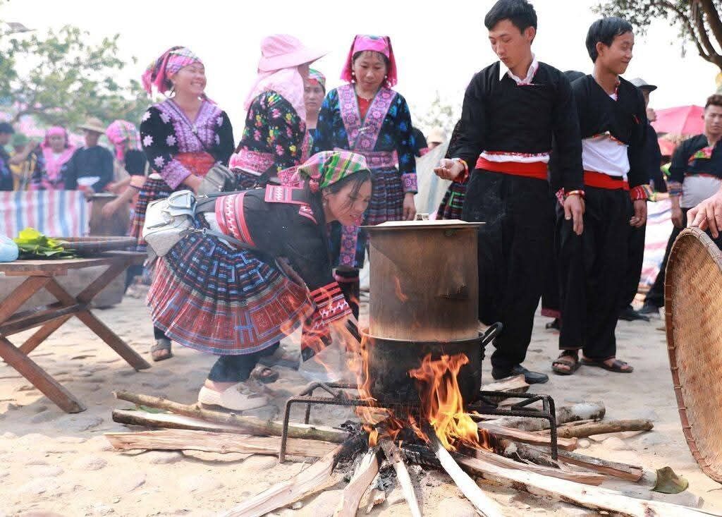 The process of making bánh giầy by the Hmong ethnic group in Lai Châu. - 1