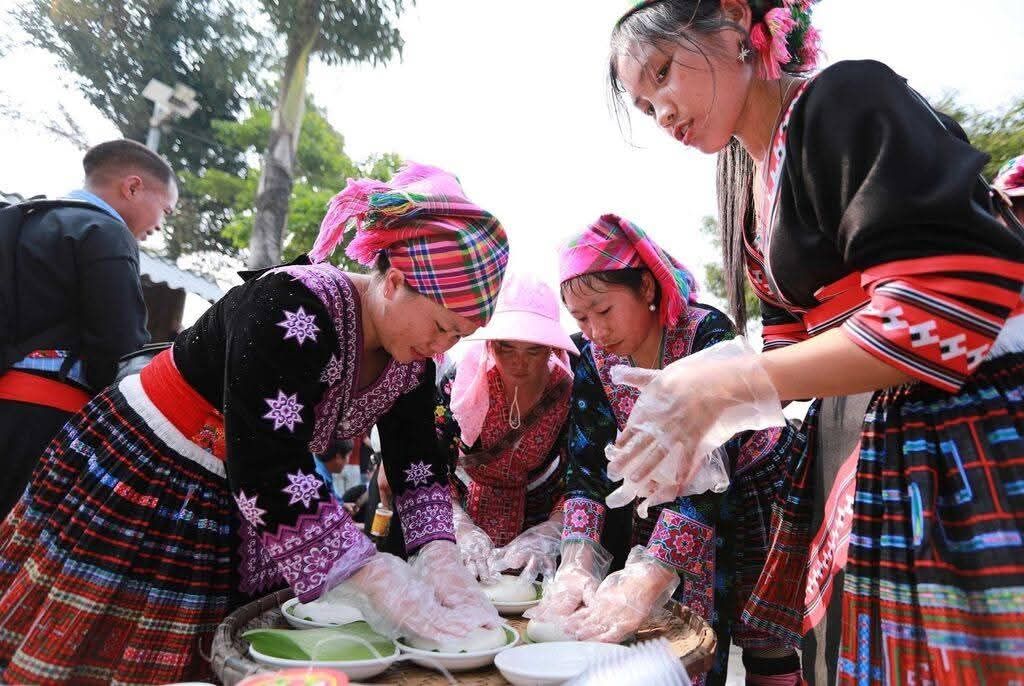 The process of making bánh giầy by the Hmong ethnic group in Lai Châu. - 2