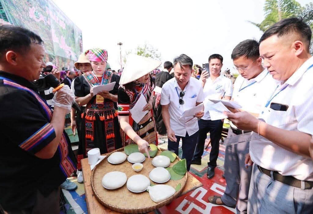 The process of making bánh giầy by the Hmong ethnic group in Lai Châu. - ảnh 5