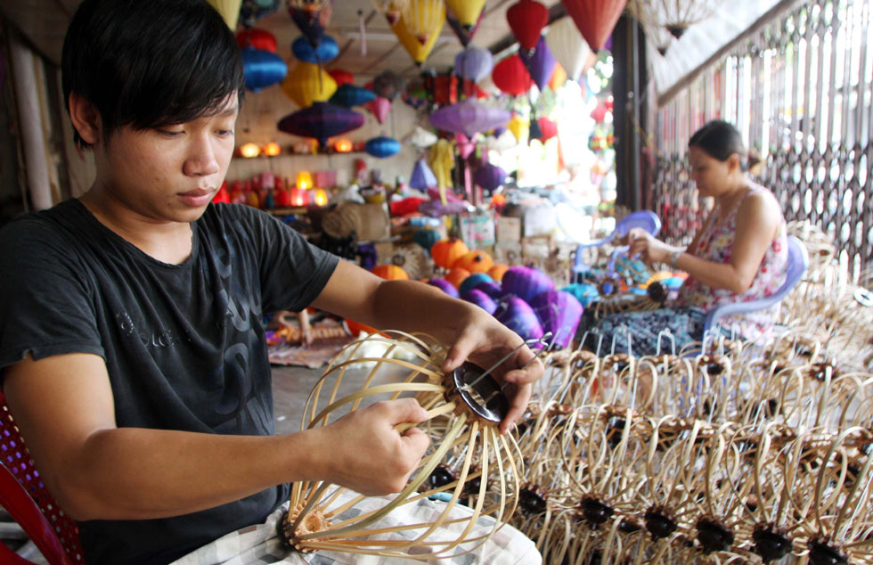 The Hoi An Lantern Festival on the full moon night – when the ancient town turns off its lights to illuminate the entire sky with paper lanterns. - ảnh 9