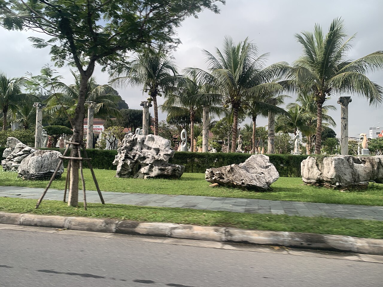 Non Nuoc Stone Carving Village – where cold stone becomes vibrant art. - 3