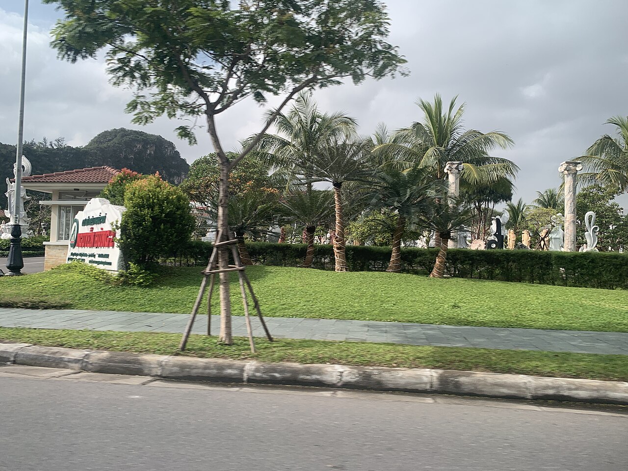 Non Nuoc Stone Carving Village – where cold stone becomes vibrant art. - 2