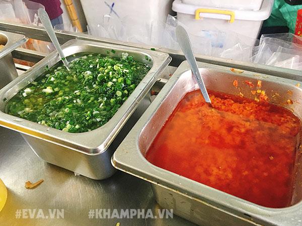 Chú Viên's mixed rice paper – the "empire" of street food on Nguyễn Thượng Hiền in Saigon. - ảnh 7