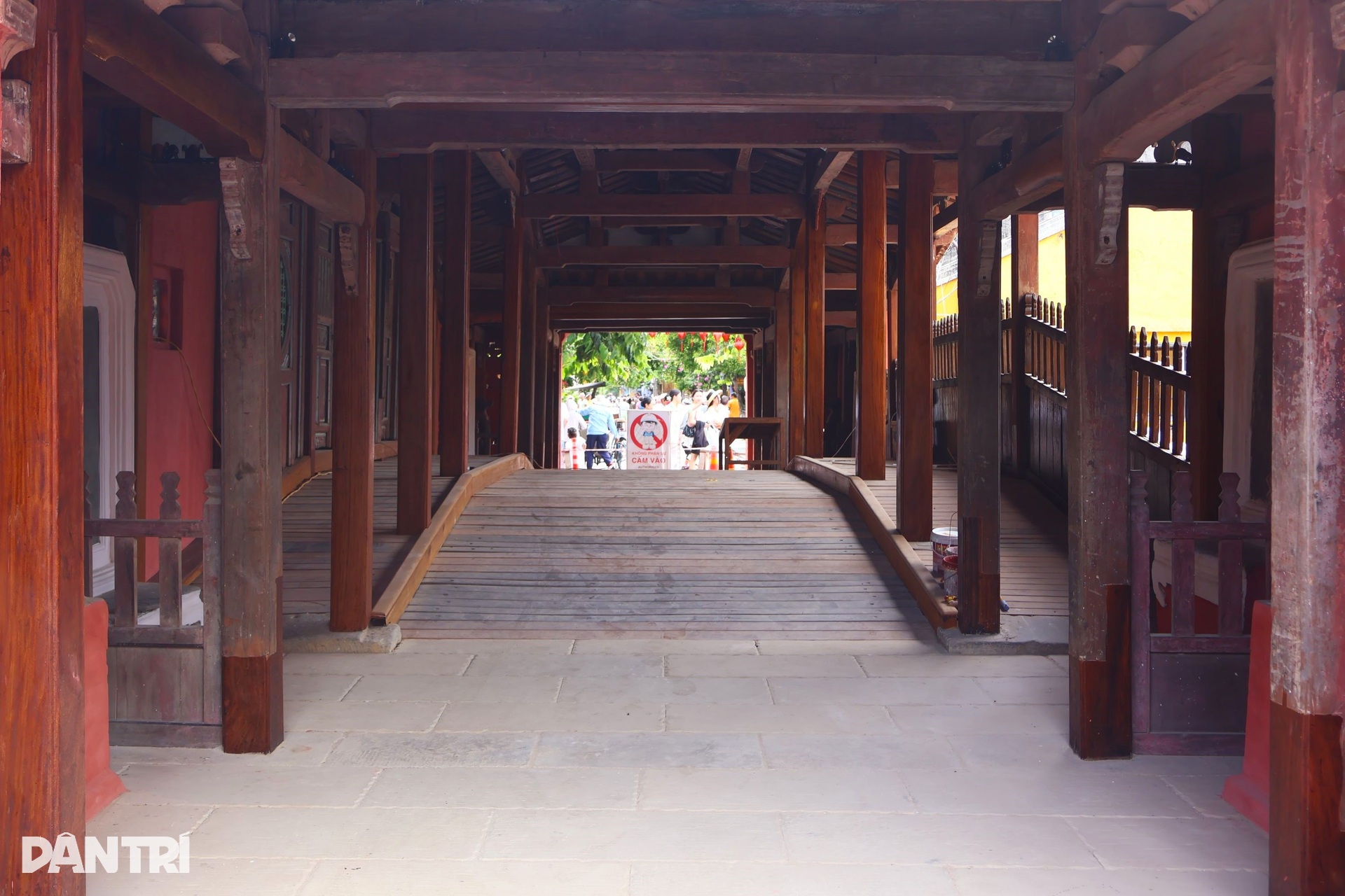 Hội An's Covered Bridge – a 400-year-old wooden bridge and a living symbol of the ancient town. - ảnh 6